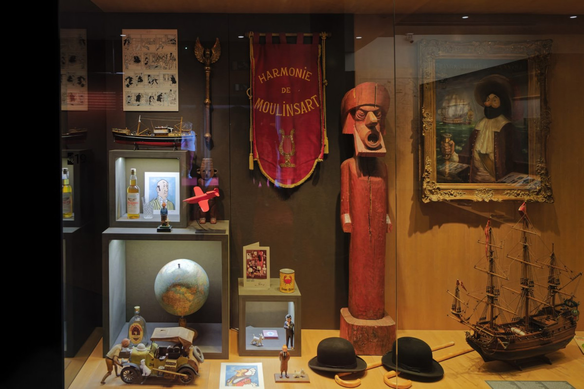 Display case with replica of King Ottokar's Sceptre and Tintin cultural artefacts