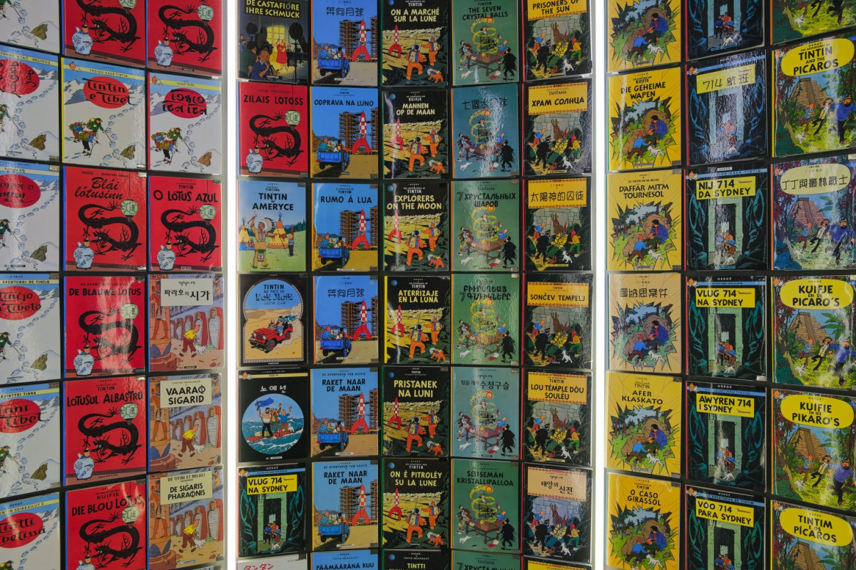 Display showing Tintin comic book translations in multiple languages