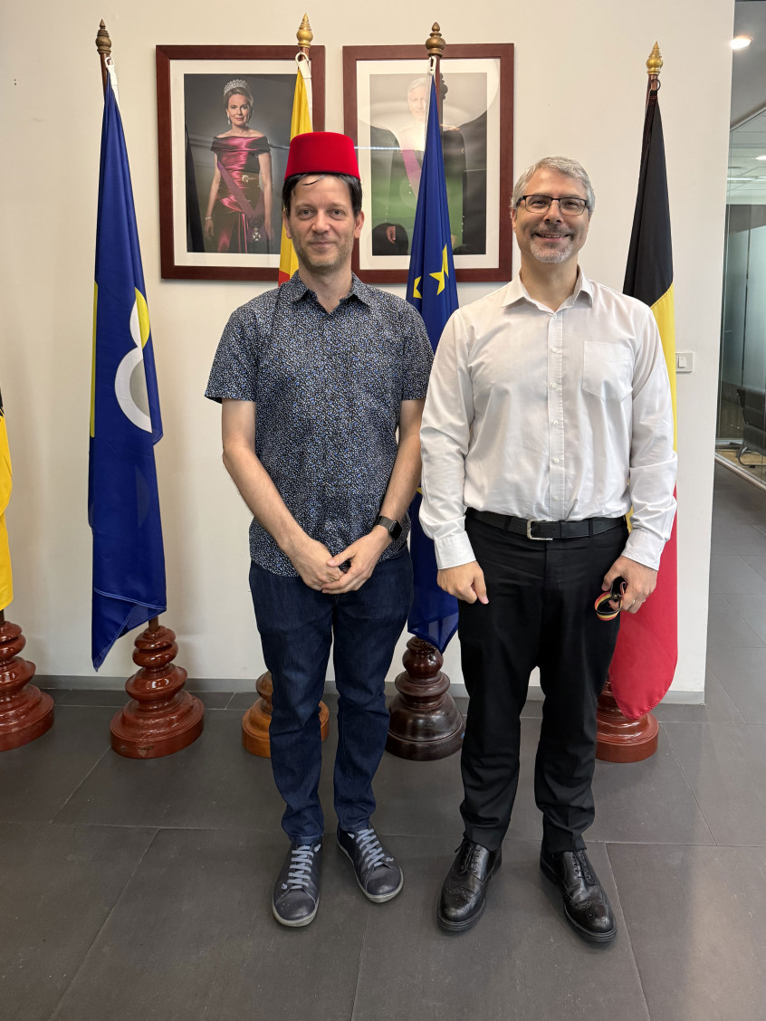 Syldavian and Belgian consuls in front of flags and royal portraits.
Photo credits: Hilde S